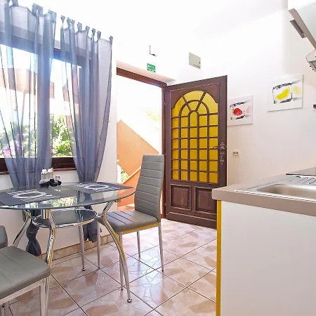 Rino 1440 Apartment Medulin